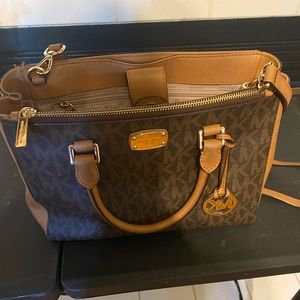 Michael Kors w/ traditional logo. Handle / long strap. Exc condition. No stains.